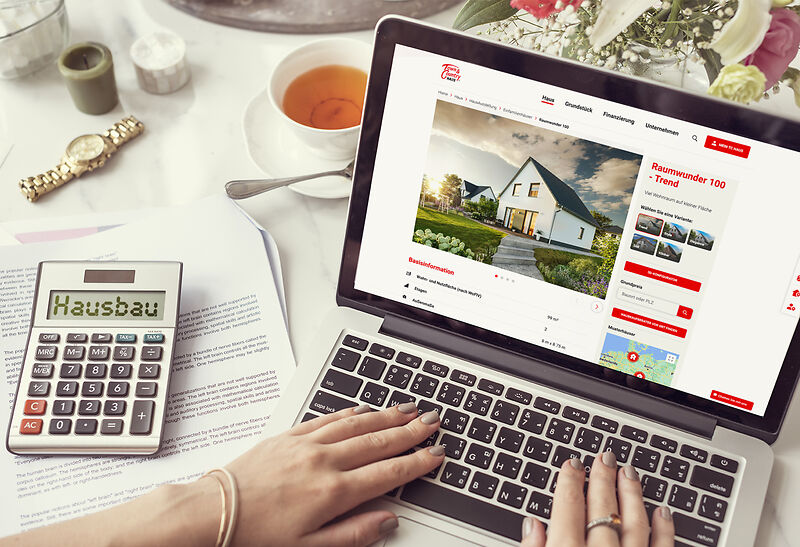 Hausfinanzierung am Laptop prüfen
